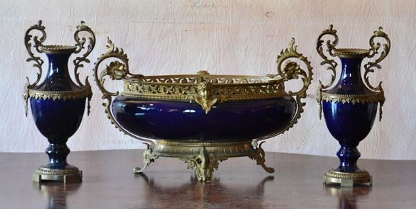 Trittico, Francia, sec. XIX, in porcellana e bronzo,
