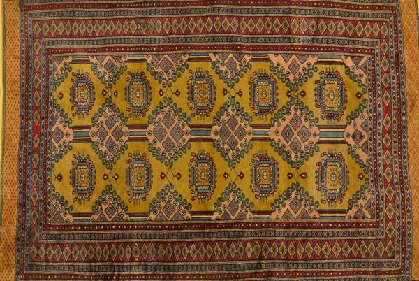 Tappeto Bukara, inizi sec. XX, fondo senape con medaglioni  - Asta ANTIQUARIATO, COLLEZIONISMO E GIOIELLI - Poggio Bracciolini Casa d'Aste