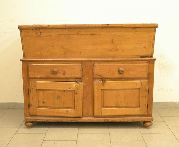 Madia, sec. XIX, in abete, due sportelli e due cassetti,