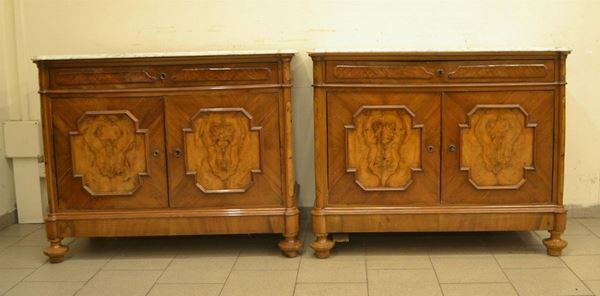 Coppia di credenze, Toscana, sec. XIX, in noce, due  - Asta ANTIQUARIATO, COLLEZIONISMO E GIOIELLI - Poggio Bracciolini Casa d'Aste