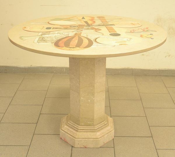 Tavolo, sec. XX, in marmo, piano circolare intarsiato e pitturato a