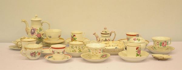 Servito da caff&egrave; e da th&egrave;, sec. XX, in ceramica dipinta, composto da