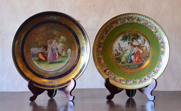 Due piatti, Austria, sec. XIX, in porcellana pitturata  - Asta ANTIQUARIATO, COLLEZIONISMO E GIOIELLI - Poggio Bracciolini Casa d'Aste