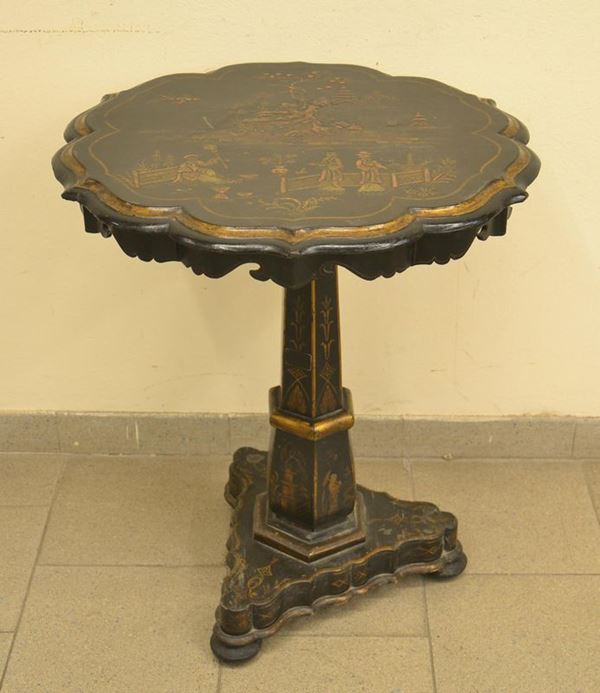 Tavolino da centro, sec. XIX, in legno laccato nero, piano
