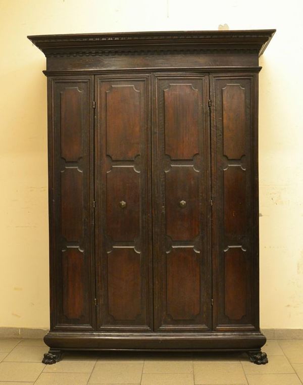 Armadio, in stile 600, in noce, due sportelli sformellati,