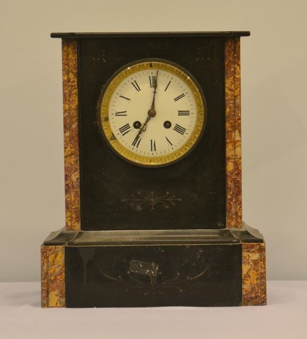 Orologio da camino, sec. XIX, cassa in lavagna e marmo,  - Asta ANTIQUARIATO, COLLEZIONISMO E GIOIELLI - Poggio Bracciolini Casa d'Aste