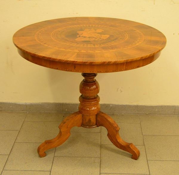 Tavolino, Sorrento, sec. XIX, in noce, piano circolare  - Asta ANTIQUARIATO, COLLEZIONISMO E GIOIELLI - Poggio Bracciolini Casa d'Aste