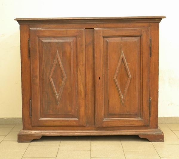 Credenza, Toscana, sec. XVIII, in noce, due sportelli, piedi  - Asta ANTIQUARIATO, COLLEZIONISMO E GIOIELLI - Poggio Bracciolini Casa d'Aste