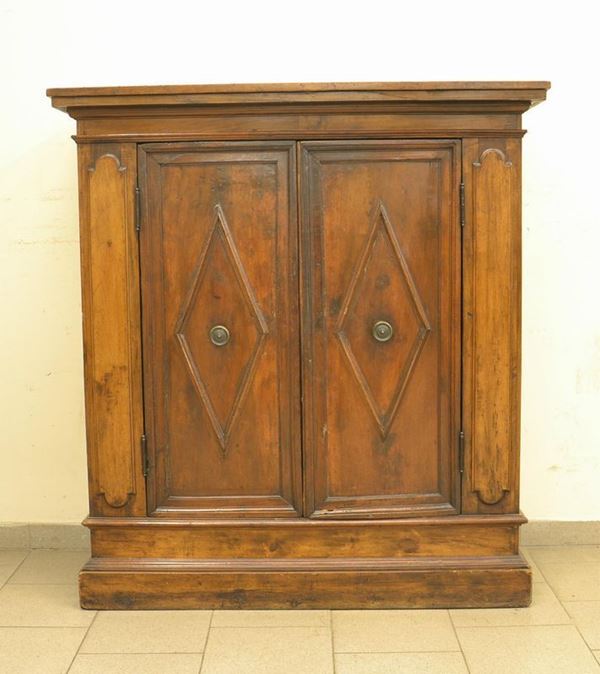 Credenza, Toscana, sec. XIX, in noce, due sportelli sformellati,