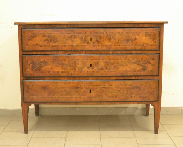Cassettone, sec. XVIII, in noce filettato, tre cassetti,