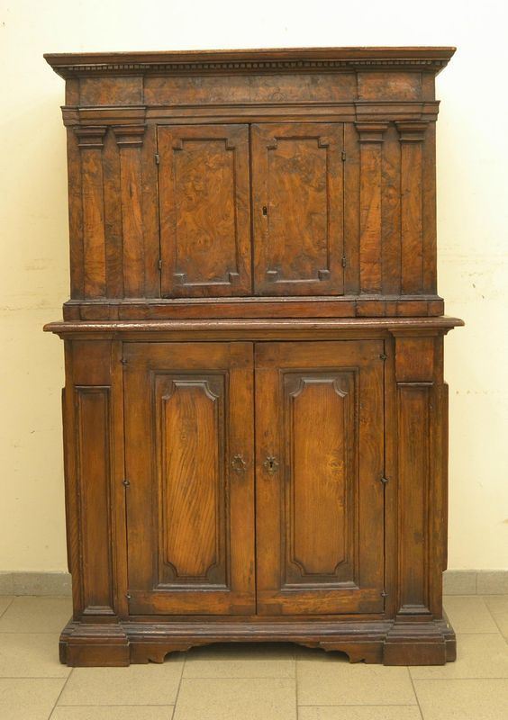Credenza, sec. XX, in noce e castagno, quattro sportelli e