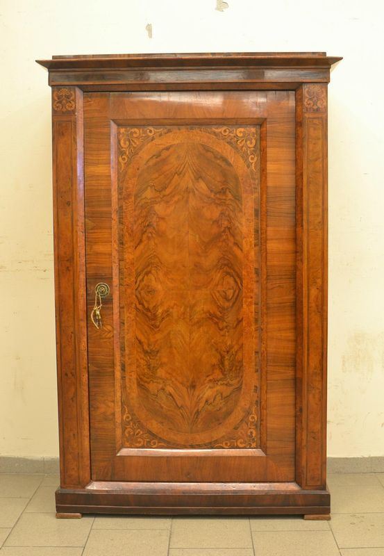 Armadio, in stile Biedermeier, in radica ad uno