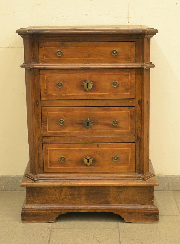 Credenzino, Toscana, sec. XVIII, in noce,  - Asta ANTIQUARIATO, COLLEZIONISMO E GIOIELLI - Poggio Bracciolini Casa d'Aste