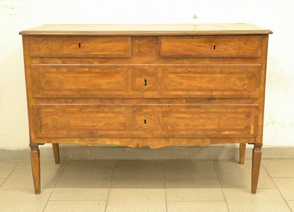Cassettone, Emilia, sec. XVIII, in noce a patina bionda,