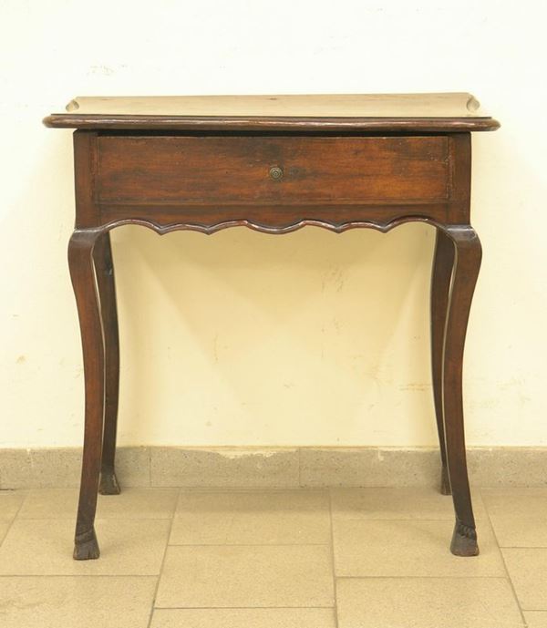 Tavolino, sec. XVIII, in noce e mogano, piano sagomato,  - Asta ANTIQUARIATO, COLLEZIONISMO E GIOIELLI - Poggio Bracciolini Casa d'Aste