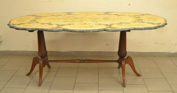 Tavolo, sec. XX, piano ovale in scagliola decorata a fiori,