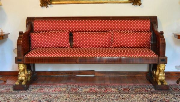 Divano, Biedermeier, sec. XIX, in mogano, laterali e spalliera sagomati,