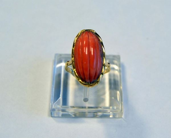 ANELLO IN ORO GIALLO E CORALLO