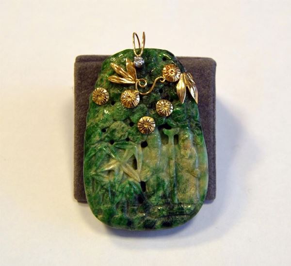 PENDENTE IN ORO GIALLO, GIADA E DIAMANTE