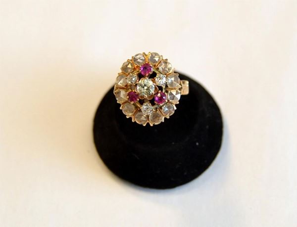 ANELLO IN ORO GIALLO, DIAMANTI E RUBINI  - Asta DECORAZIONE D'INTERNI - Poggio Bracciolini Casa d'Aste