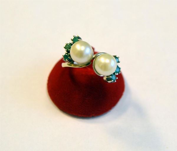 ANELLO IN ORO GIALLO SMERALDI E PERLE
