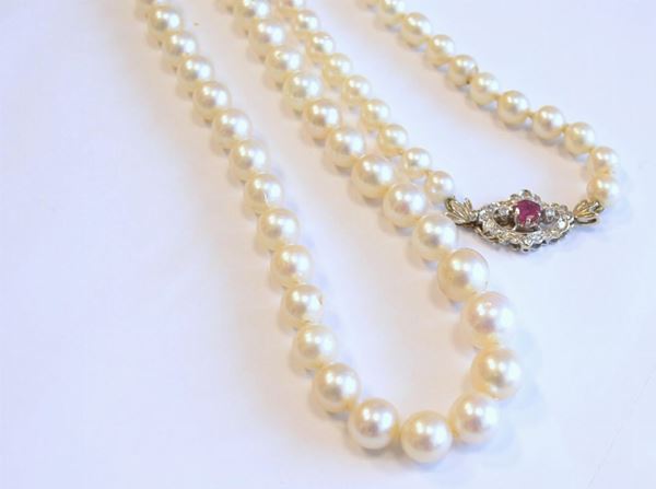 LUNGA COLLANA, IN ORO, PERLE, DIAMANTI E RUBINO