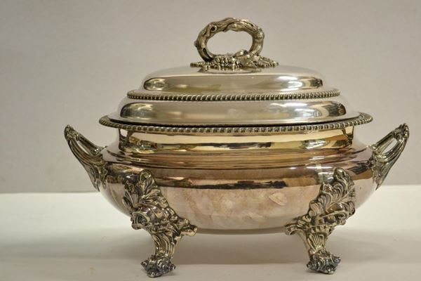 Zuppiera, secolo XX, di forma ovale in metallo argentato, presa a grappoli d'uva, cm 29x36x24&nbsp;&nbsp;&nbsp;&nbsp;&nbsp;&nbsp;&nbsp;&nbsp;&nbsp;&nbsp;&nbsp;&nbsp;&nbsp;&nbsp;&nbsp;&nbsp;&nbsp;&nbsp;&nbsp;&nbsp;&nbsp;&nbsp;&nbsp;&nbsp;&nbsp;&nbsp;&nbsp;&nbsp;&nbsp;&nbsp;&nbsp;&nbsp;&nbsp;&nbsp;&nbsp;&nbsp;&nbsp;&nbsp;&nbsp;&nbsp;&nbsp;&nbsp;&nbsp;&nbsp;&nbsp;&nbsp;&nbsp;&nbsp;&nbsp;&nbsp;&nbsp;&nbsp;&nbsp;&nbsp;&nbsp;&nbsp;