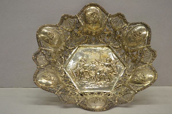 Cestino, secolo XX, in argento con tesa sagomata e traforata, cavetto&nbsp;&nbsp;&nbsp;&nbsp;&nbsp;