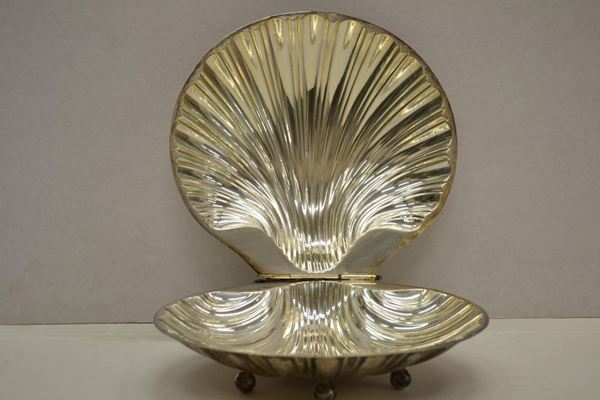 Contenitore, secolo XX, in argento modellato a conchiglia, g 1060, pernio&nbsp;