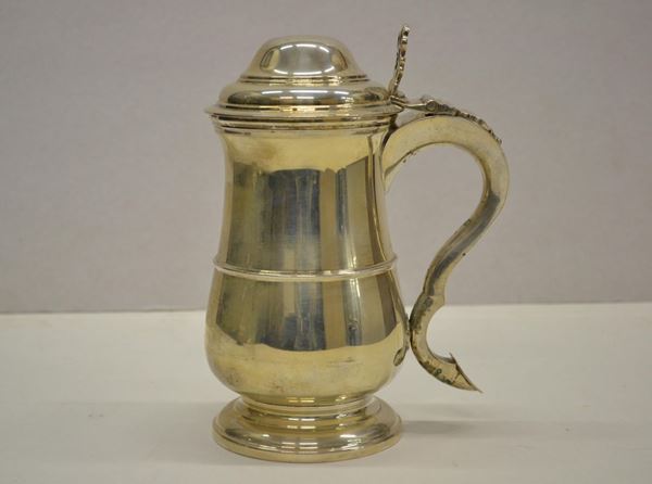 Tankard, secolo XX, in argento con coperchio a cupola, alt. cm 23, g 925&nbsp;&nbsp;