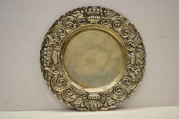 Vassoio circolare, secolo XX in metallo argentato con tesa decorata a volute, diam. cm 40&nbsp;&nbsp;&nbsp;&nbsp;&nbsp;&nbsp;&nbsp;&nbsp;&nbsp;&nbsp;&nbsp;&nbsp;&nbsp;&nbsp;&nbsp;&nbsp;&nbsp;&nbsp;&nbsp;&nbsp;&nbsp;&nbsp;&nbsp;&nbsp;&nbsp;