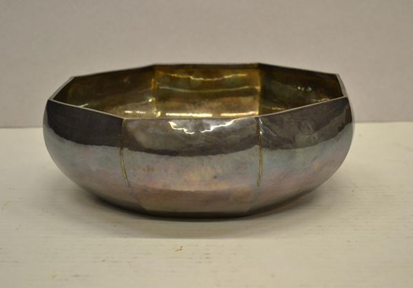Bowl, secolo XX, in argento di forma circolare sagomata, diam. cm 23, g&nbsp;&nbsp;&nbsp;