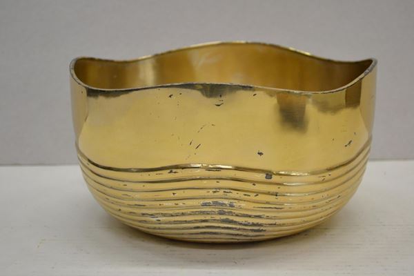 Bowl, secolo XX, in argento, bordo sagomato, diam. cm 25, g 735&nbsp;&nbsp;&nbsp;&nbsp;&nbsp;&nbsp;&nbsp;&nbsp;&nbsp;&nbsp;&nbsp;