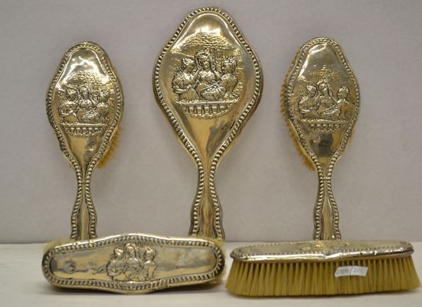 Quattro spazzole ed uno specchio a mano, fine secolo XIX, in argento&nbsp;&nbsp;&nbsp;&nbsp;&nbsp;&nbsp;