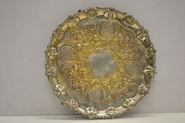 Salver, secolo XIX, in argento di forma circolare sagomata, piano decorato da&nbsp;&nbsp;&nbsp;&nbsp;&nbsp;&nbsp;&nbsp;&nbsp;  - Asta DECORAZIONE D'INTERNI - Poggio Bracciolini Casa d'Aste