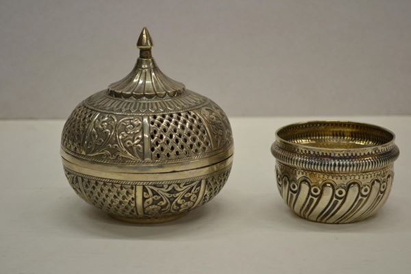 Piccola bowl e scatola porta incenso, secolo XX, in argento, complessivi g