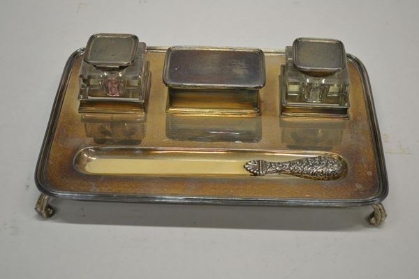 Set da scrivania, Birmingham, 1913, composto da un vassoietto in argento,&nbsp;