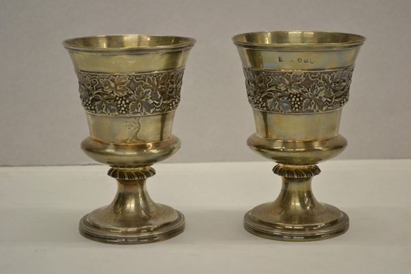 Coppia di calici, Londra, 1819, in argento con decoro a tralci d'uva, alt.