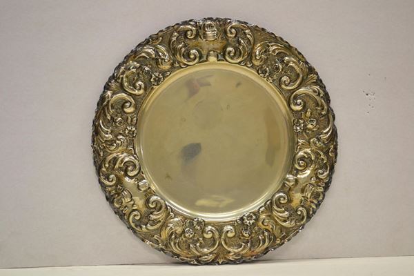 Vassoio circolare, secolo XX in metallo argentato con tesa decorata a volute, diam. cm 40&nbsp;&nbsp;&nbsp;&nbsp;&nbsp;&nbsp;&nbsp;&nbsp;&nbsp;&nbsp;&nbsp;&nbsp;&nbsp;&nbsp;&nbsp;&nbsp;&nbsp;&nbsp;&nbsp;&nbsp;&nbsp;&nbsp;&nbsp;
