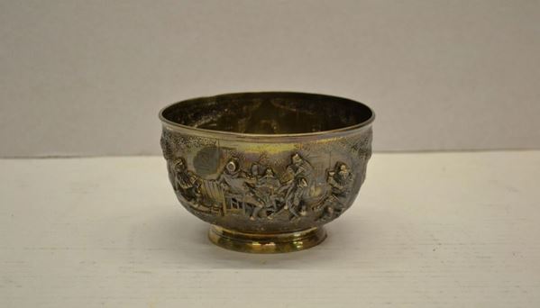 Coppetta, in argento decorata a scene di genere, diam. cm 12,5, g 345&nbsp;&nbsp;&nbsp;&nbsp;&nbsp;