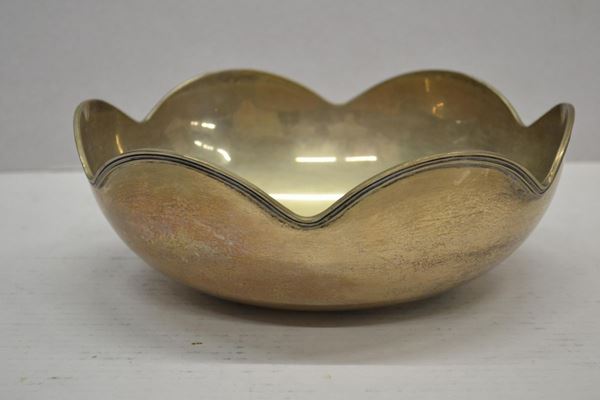 Bowl, secolo XX, in argento, bordo sagomato, diam. cm 26, g 615&nbsp;&nbsp;&nbsp;&nbsp;&nbsp;&nbsp;&nbsp;&nbsp;&nbsp;&nbsp;&nbsp;