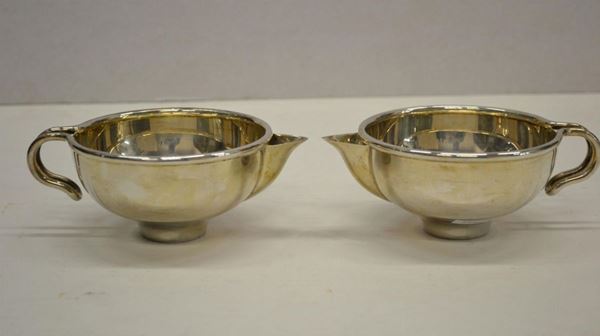 Coppia di salsiere, secolo XX, in argento con manici sagomati, g 395, lievi