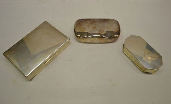 Tre scatole da tavolo, secolo XX, in argento, complessivi g 1860 (3)&nbsp;&nbsp;&nbsp;&nbsp;&nbsp;&nbsp;