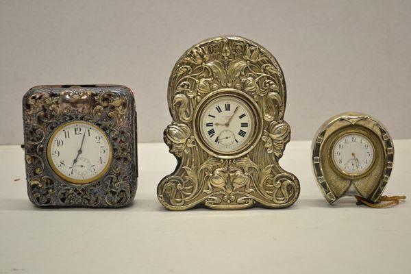 Tre piccoli orologi da tavolo, secolo XX, mostre in argento e metalloa&nbsp;&nbsp;&nbsp;&nbsp;