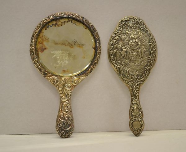 Due specchi a mano, fine secolo XIX, in argento sbalzato, lievi danni (2)&nbsp;  - Asta DECORAZIONE D'INTERNI - Poggio Bracciolini Casa d'Aste