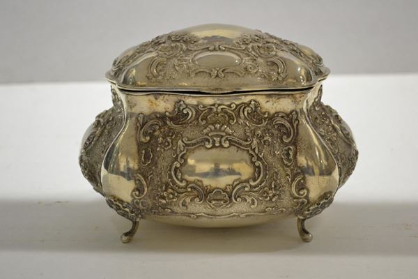 Cofanetto, secolo XX, in argento di forma bombata decorato da volute, g&nbsp;&nbsp;&nbsp;