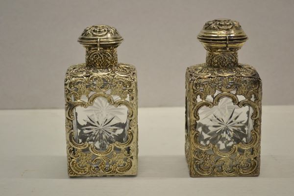 Coppia di flaconi, fine secolo XIX, in cristallo molato rivestiti in lamina