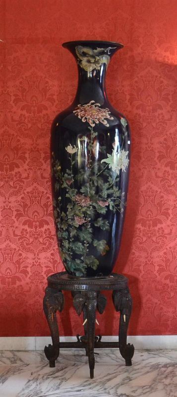 Vaso, arte orientale, inizi sec. XX, in metallo pitturato a fiori,