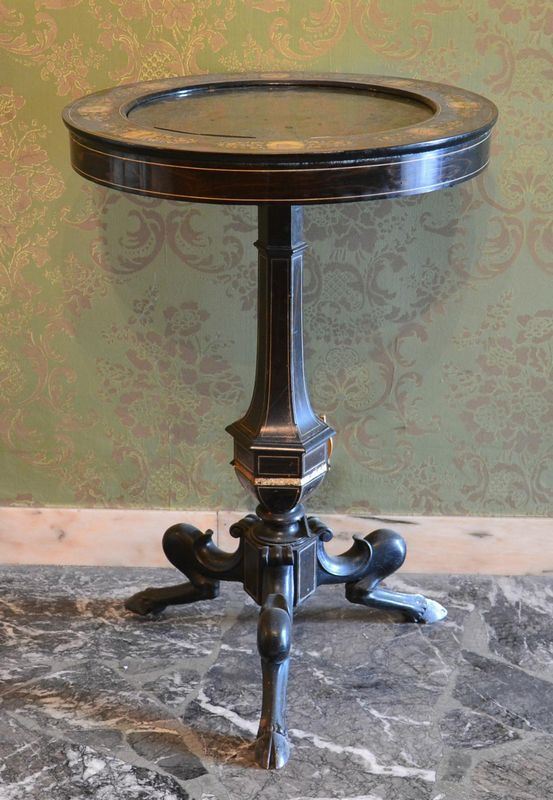 Tavolino tondo, sec. XIX, in legno ebanizzato e