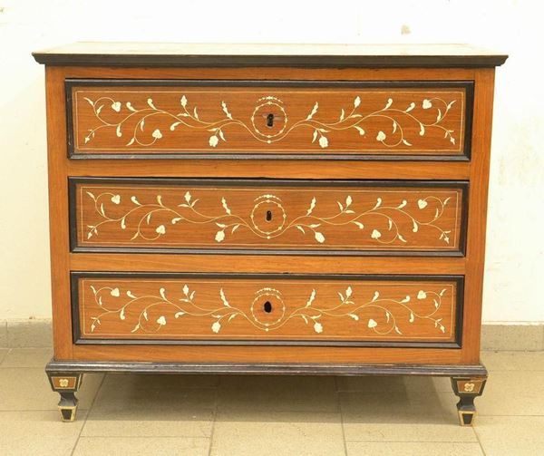 Cassettone, sec. XIX, in pioppo intarsiato a  - Asta DECORAZIONE D'INTERNI - Poggio Bracciolini Casa d'Aste